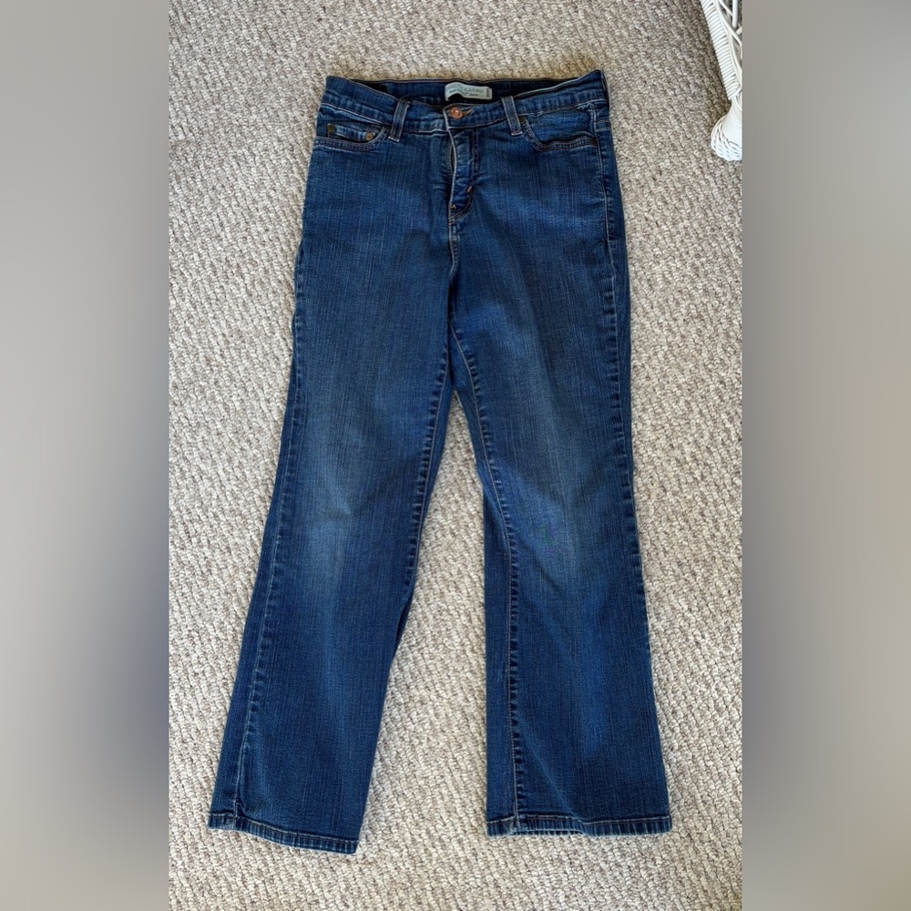 Levi’s 512 Perfectly Slimming Bootcut Jeans. Women’s Size 8 Petite Short.